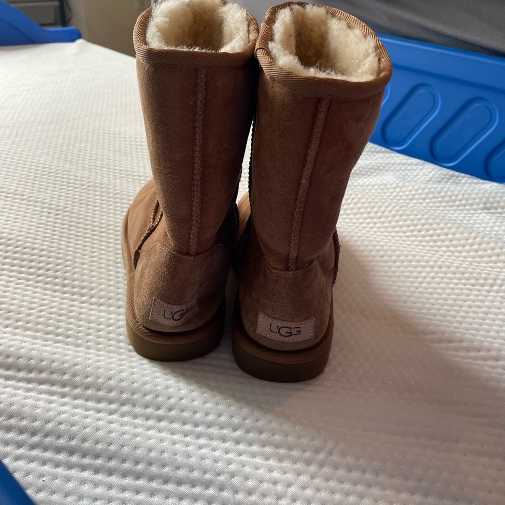 Ugg Size 8 - image 2